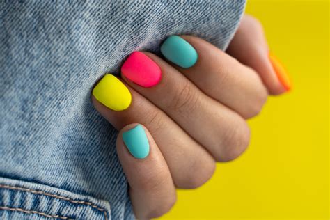 20 estilos y colores de uñas para morenas